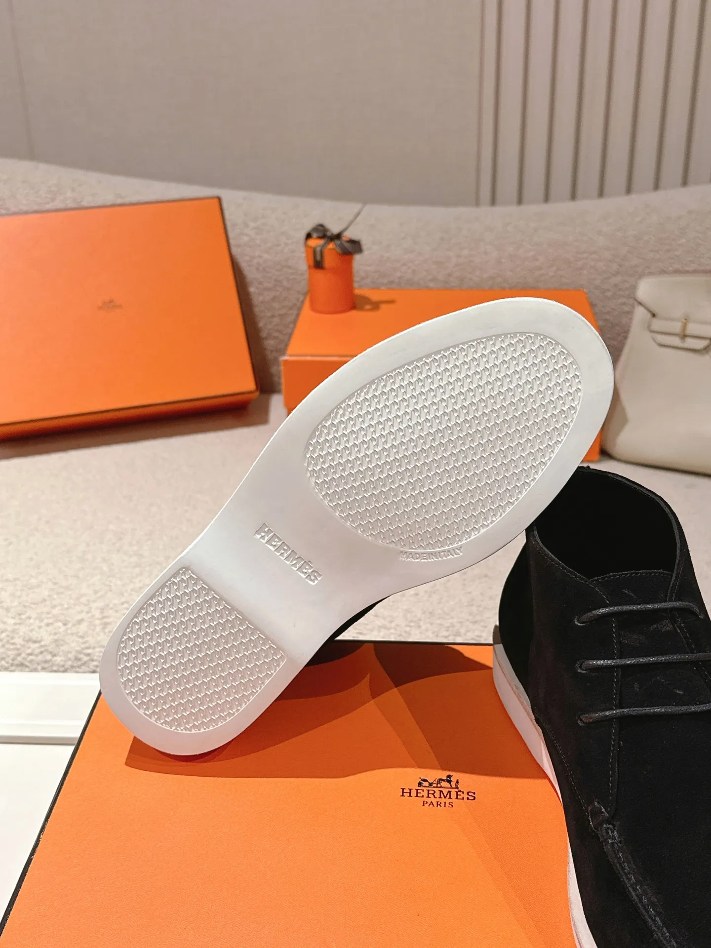 Men's Men's Shoes 660💰 Hermes men's size #26ss calfskin derby shoes, decorated with signature "H Diamant" details for a stylish and casual style. Fabric: Cow suede Lining: Mixed sheep lining Outsole: Genuine leather welt + original TPU Bottom thickness: 3CM Code number: 39-45 (customized at 46.47)